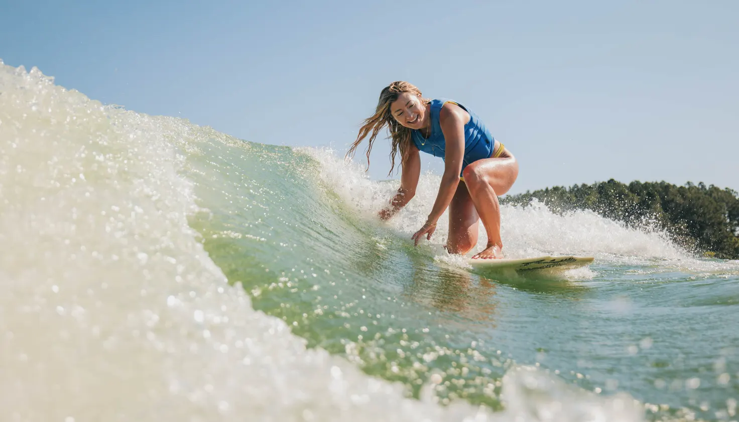 Wakesurfeuse sur la vague SurfStar d’un MasterCraft