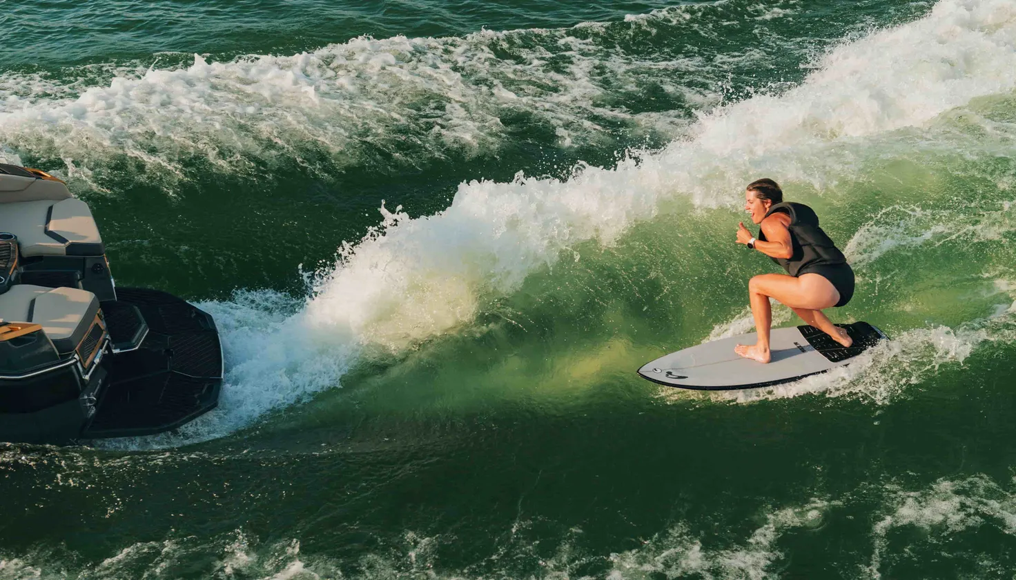 Wakesurfeuse sur la vague d’un MasterCraft
