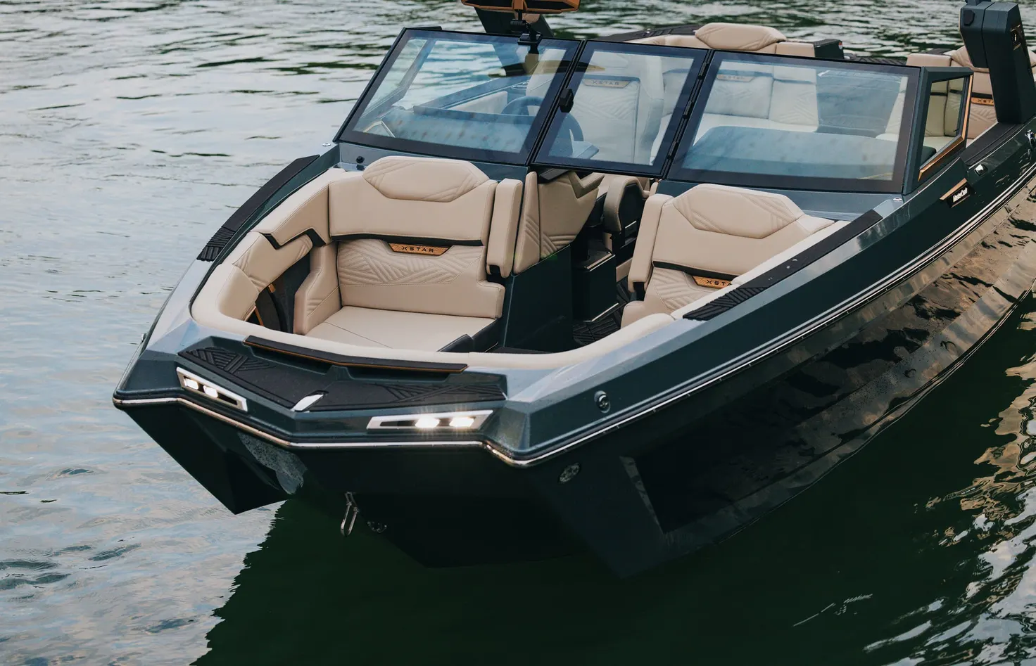 Cockpit et pare-brise du MasterCraft XStar 25 vus de l’avant