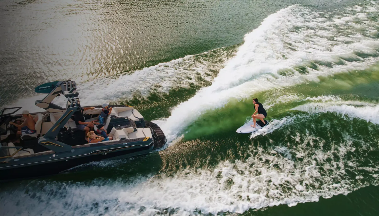 MasterCraft XStar 25 tractant un rider de wakesurf
