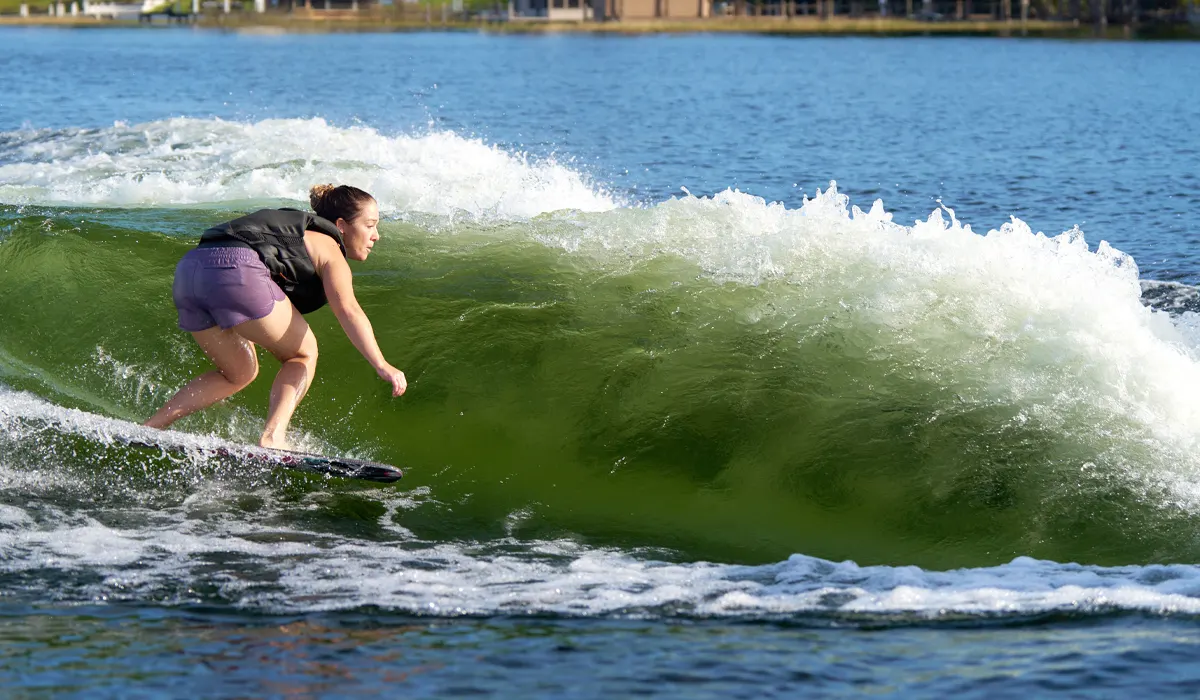 Wakesurfeuse sur la vague du Nautique G25 Paragon