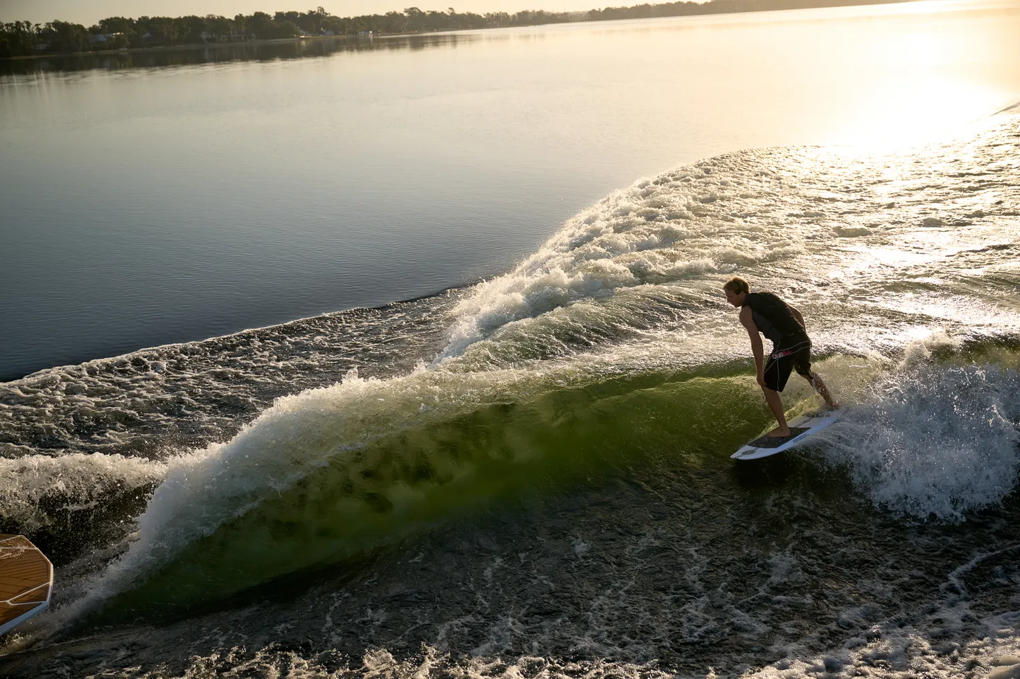Wakesurfeur sur la vague du Nautique Surf System