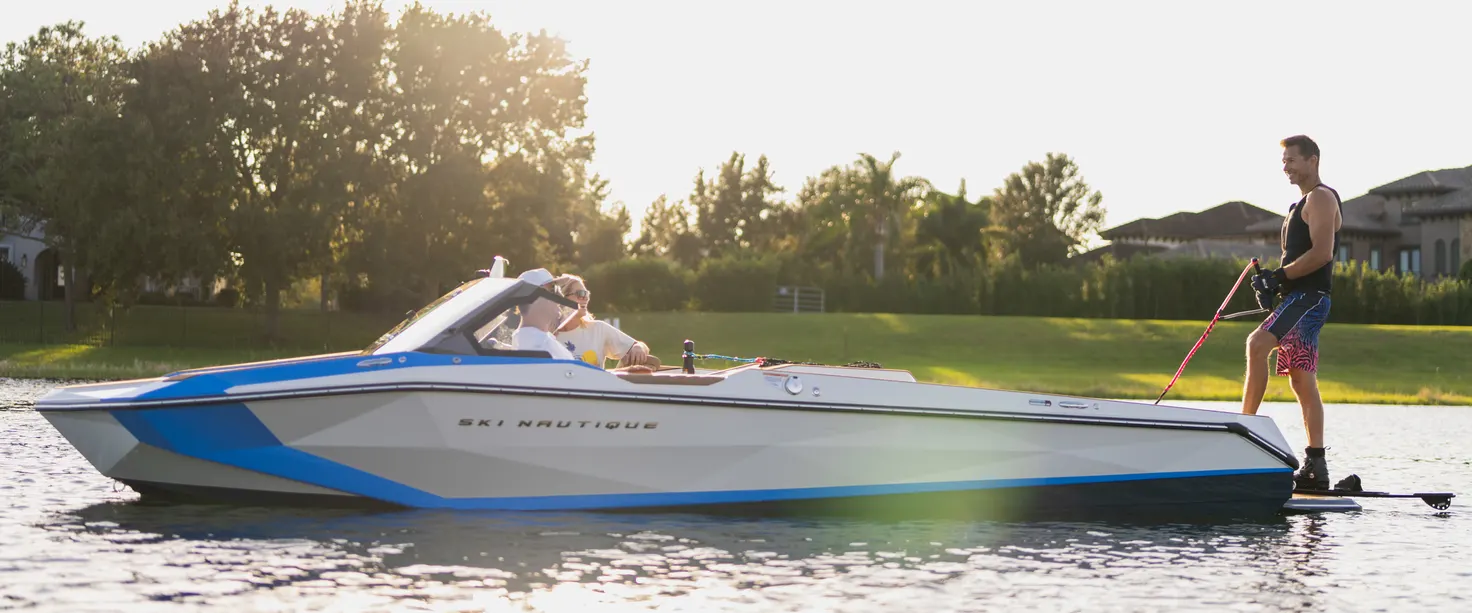 Ski Nautique tractant un skieur nautique