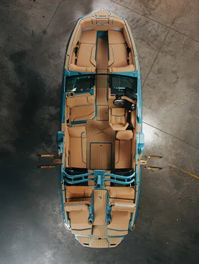 MasterCraft X24, 17 places et doubles compartiments