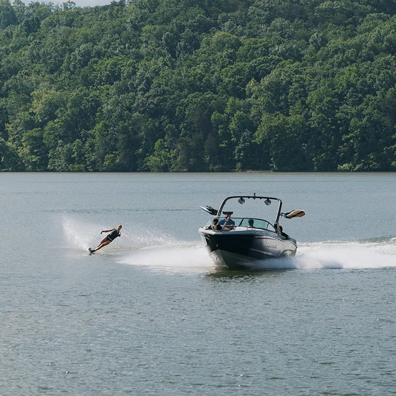MasterCraft XT22T, vague surfstar et proue pickle-fork