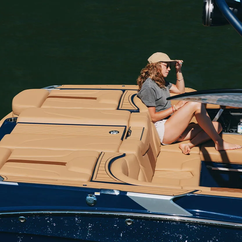 MasterCraft XT23, 16 places et 108 ft³ de rangement