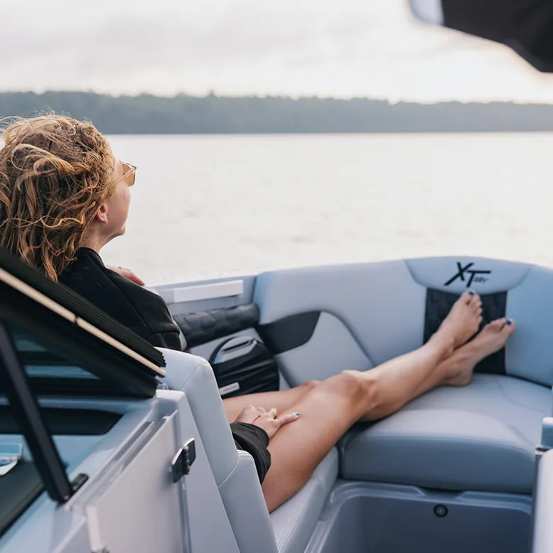 MasterCraft XT22T, 14 places et proue ouverte