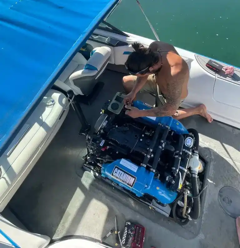 Technicien Motor Boat 74 en intervention sur le moteur d’un bateau