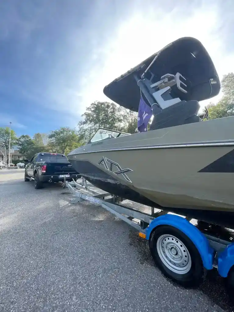 Bateau de wake chargé sur sa remorque