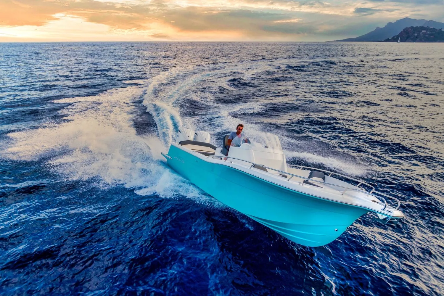 White Shark 280 CC Evo en navigation au coucher du soleil
