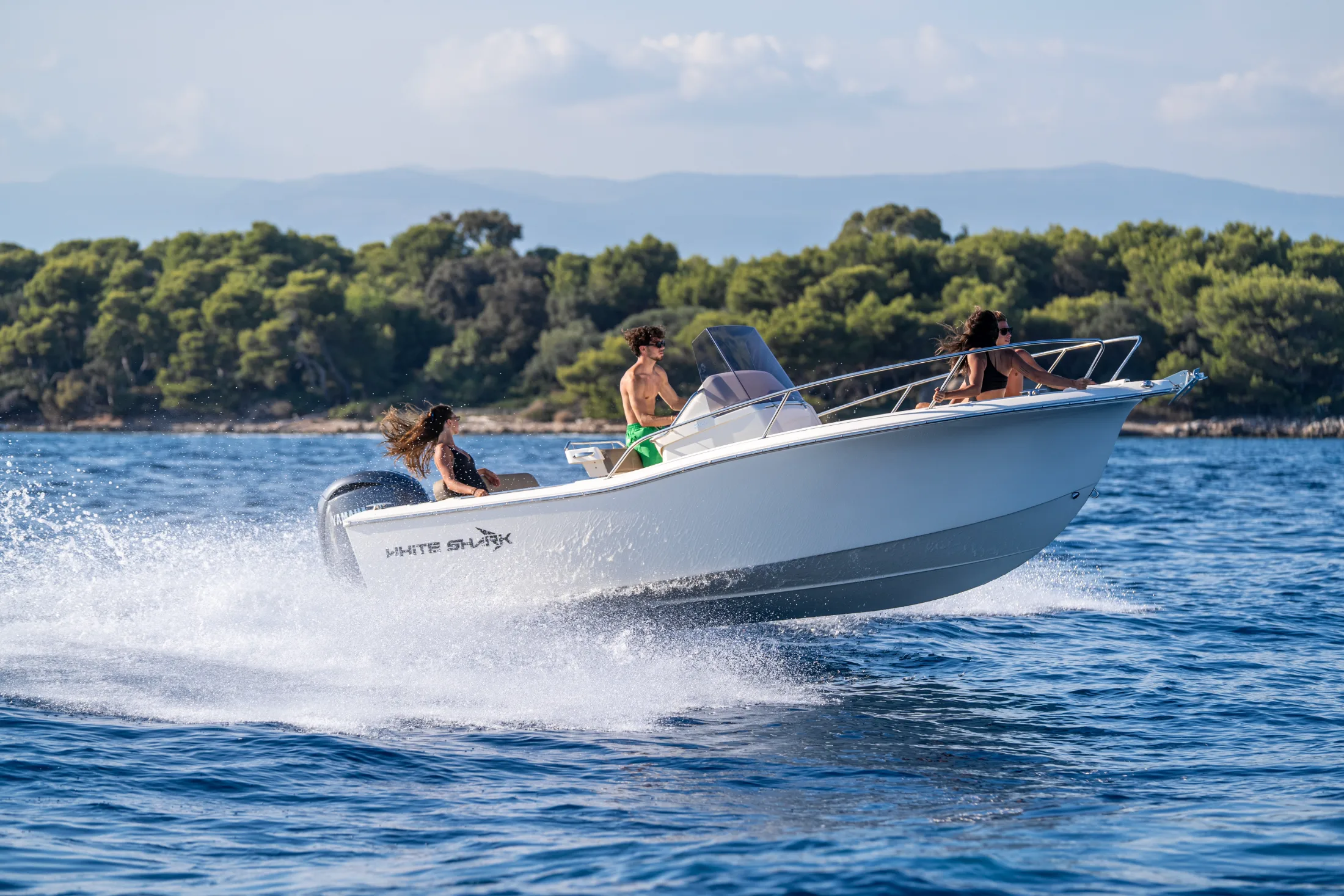Vedette White Shark à coque bleu marine lancée en mer