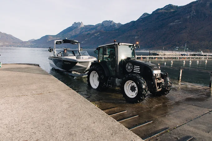 hangar de stockage de bateaux à Annecy avec Motor Boat 74